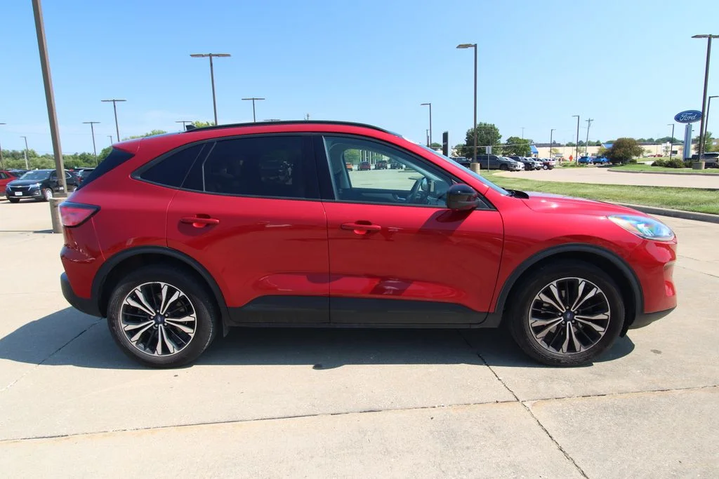 Used 2021 Red Ford SE image 4