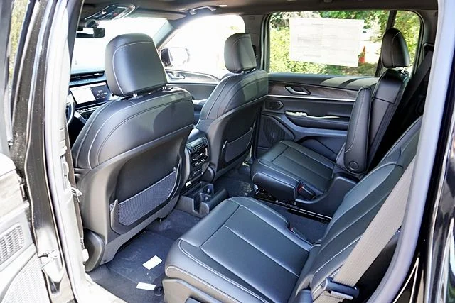 New 2026 Diamond Black Crystal Pearl-Coat Exterior Paint Jeep Limited image 23