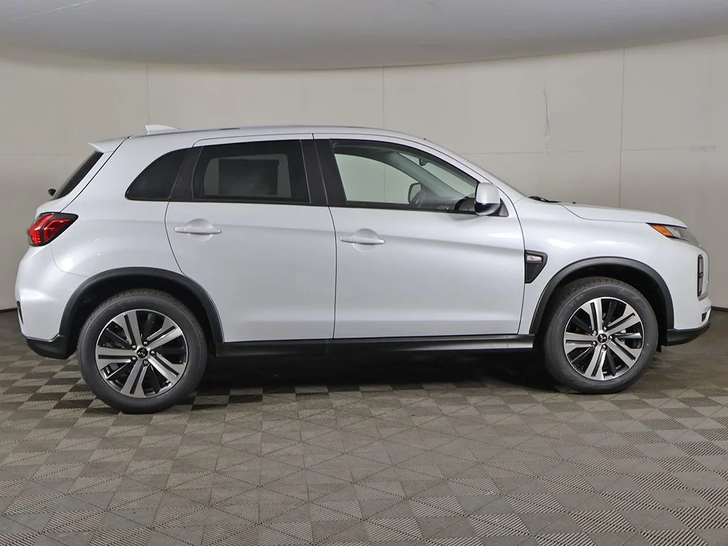 New 2027 White Mitsubishi 2.0 ES AWC image 15