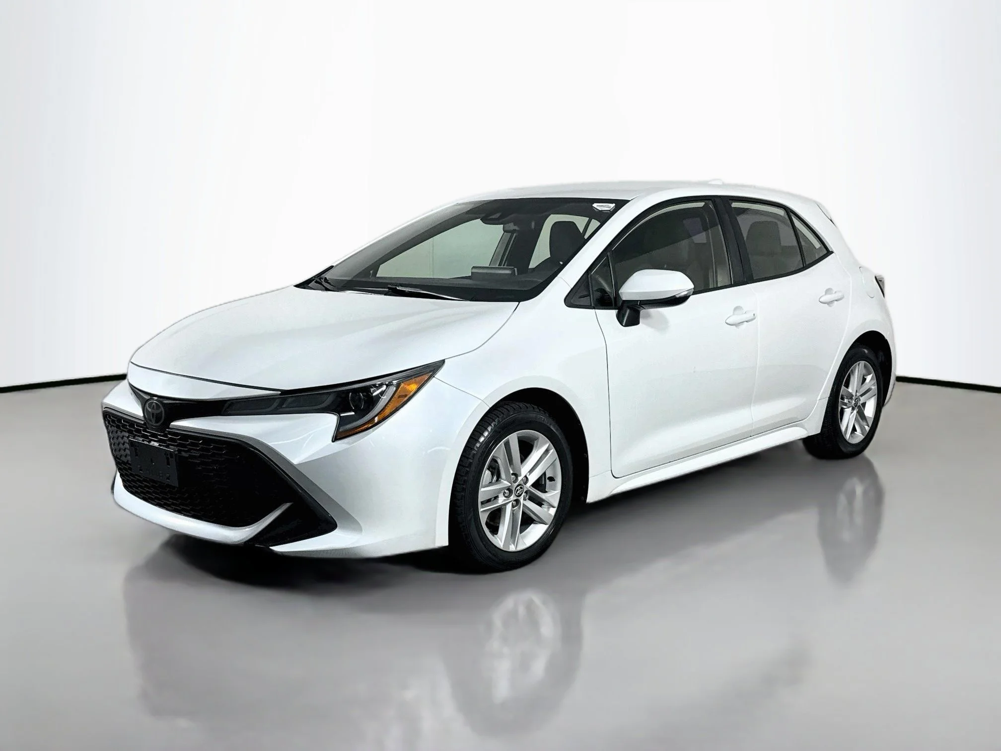 Used 2021 Wind Chill Pearl Toyota SE image 3