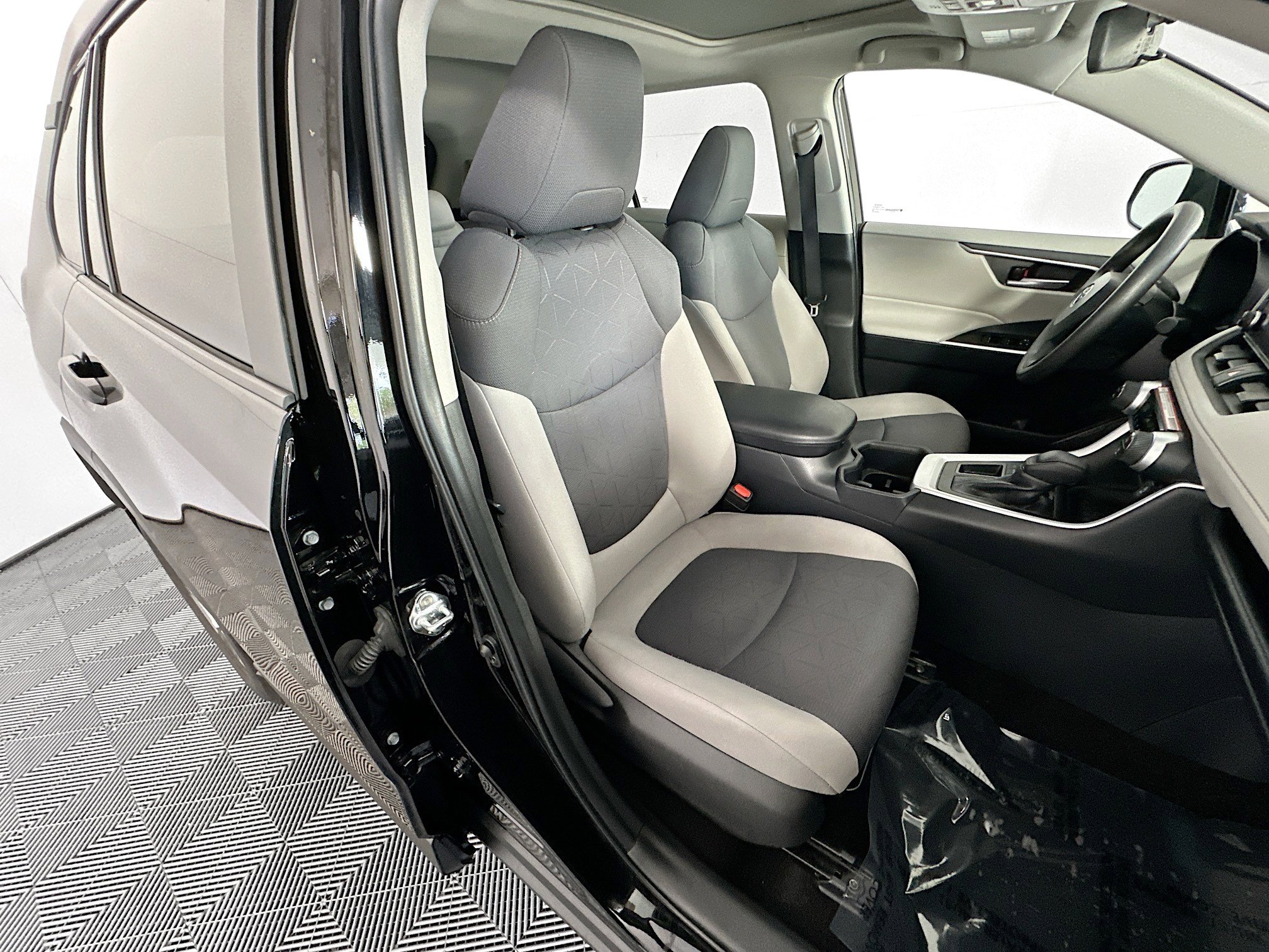 Used 2025 Midnight Black Metallic Toyota XLE image 28