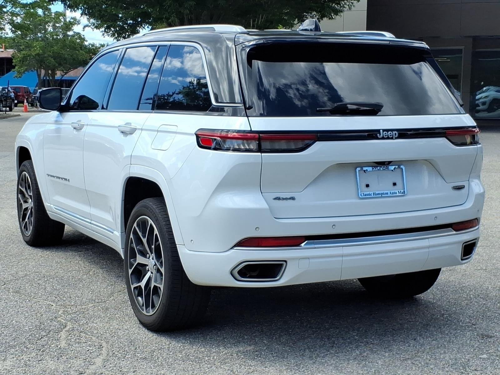 Used 2022 Bright White Clearcoat Jeep Summit Reserve image 10