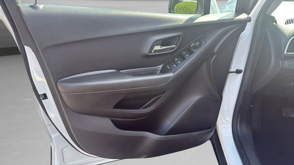 Used 2018 White Chevrolet LS image 18