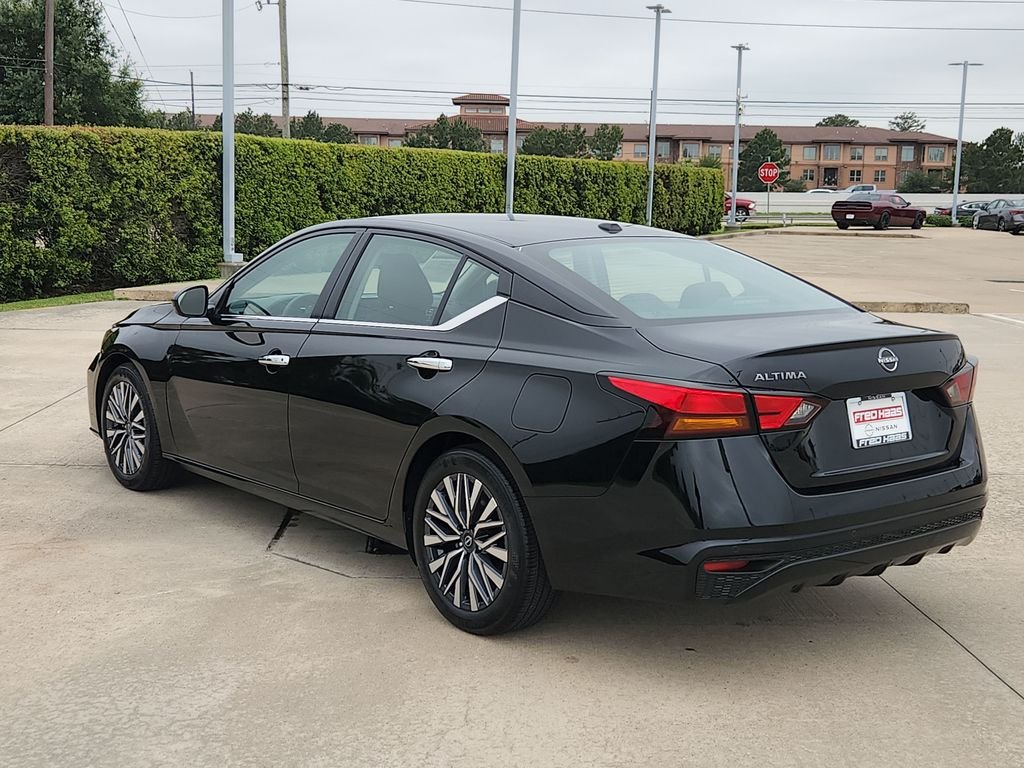 Used 2025 Black Nissan 2.5 SV image 7