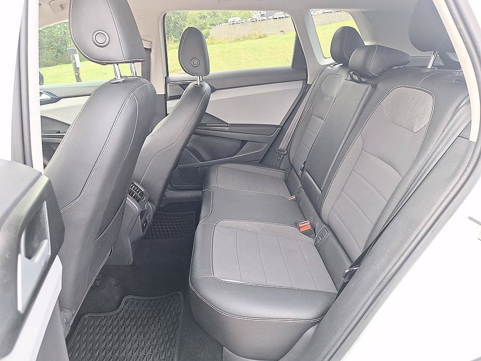 Used 2022 Pure White Volkswagen SE image 12