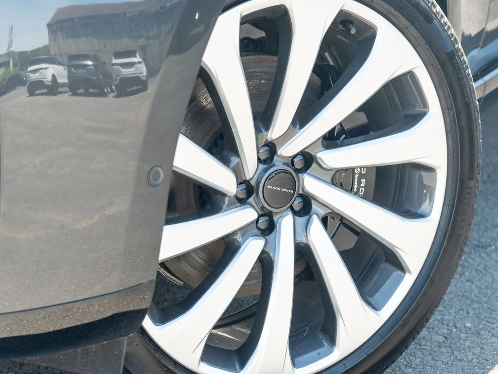 New 2026 Carpathian Grey Land Rover SE image 9