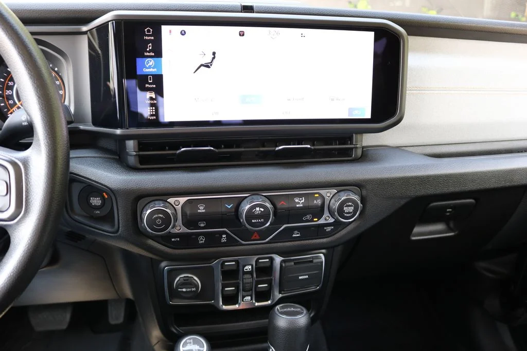 Used 2024  Jeep Sport image 21