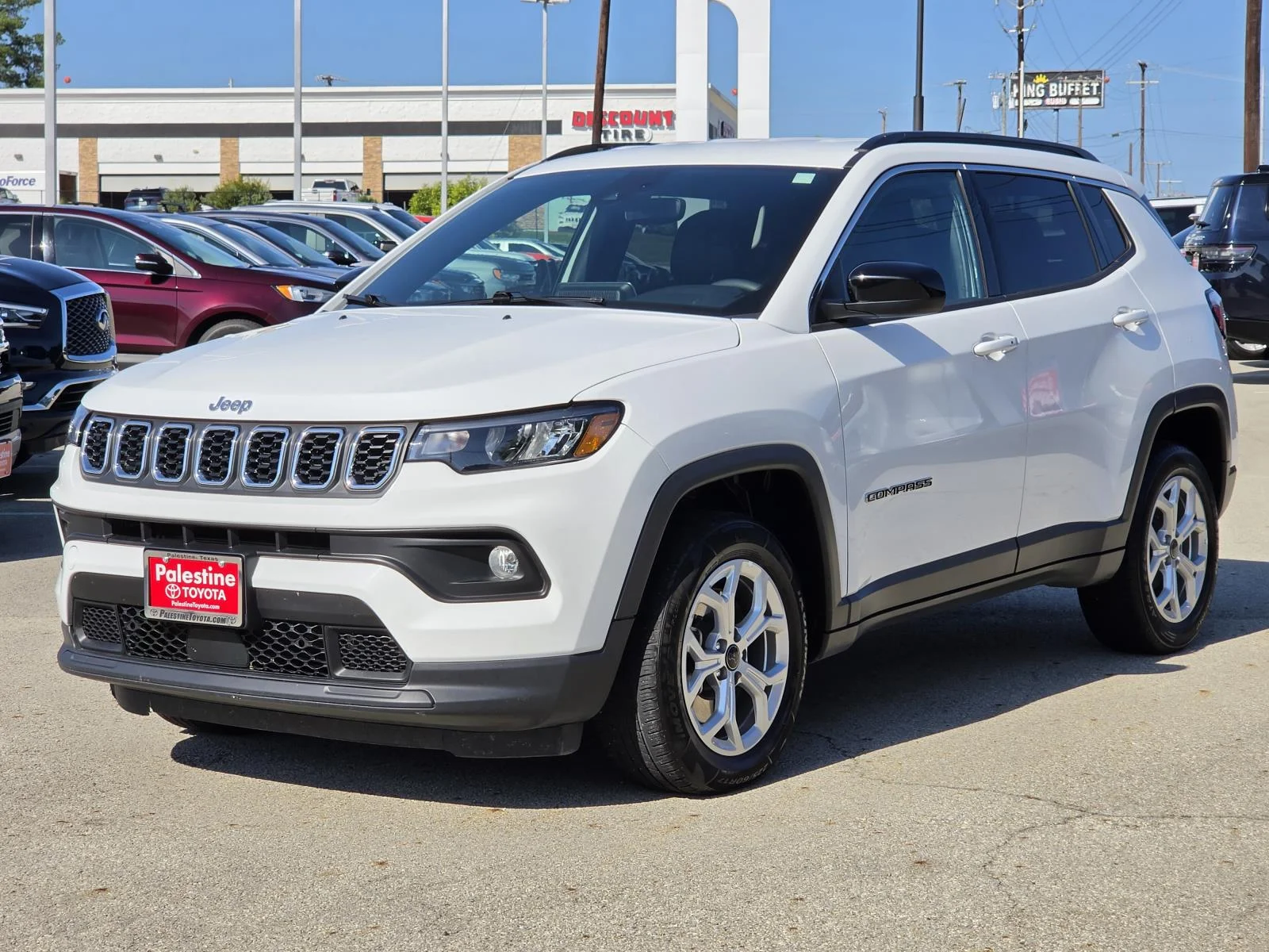 Used 2025 White/off-white Jeep Latitude 4x4 image 3