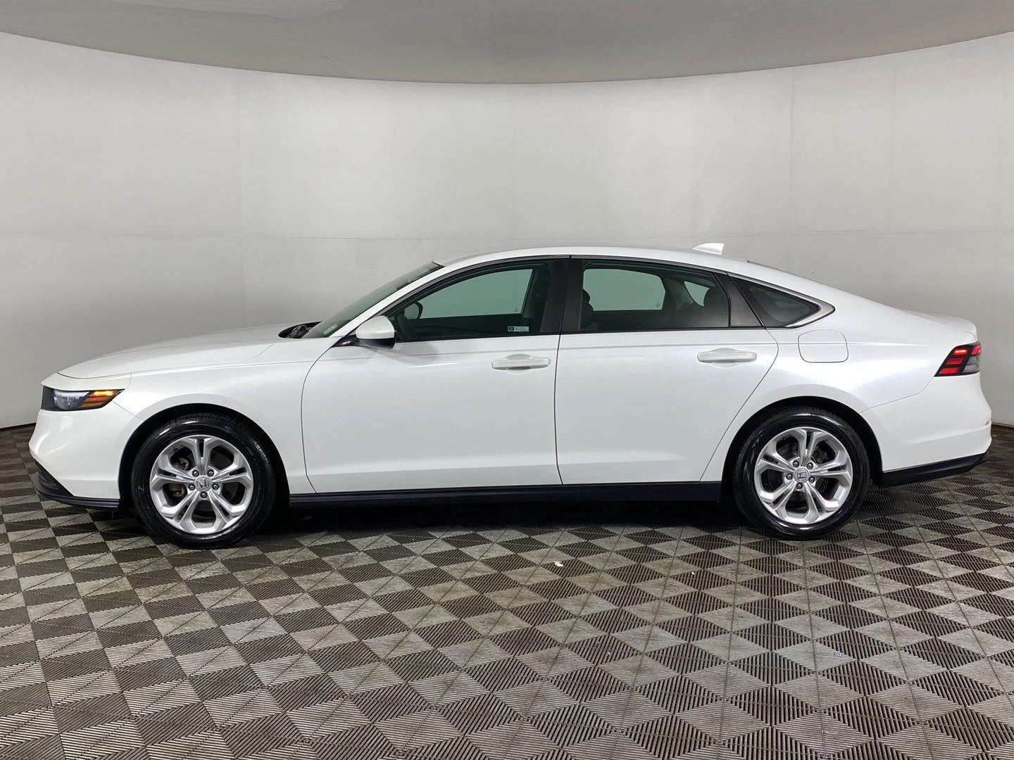 Used 2023 Platinum White Pearl Honda LX image 3