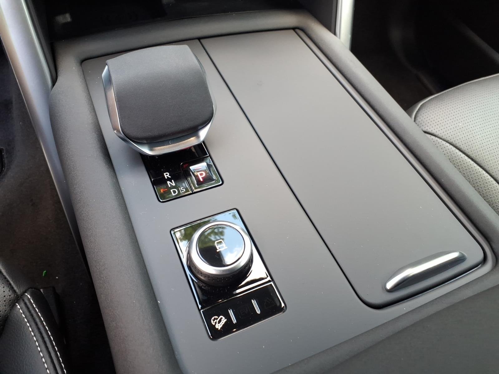 New 2026 Santorini Black Land Rover Dynamic SE image 13