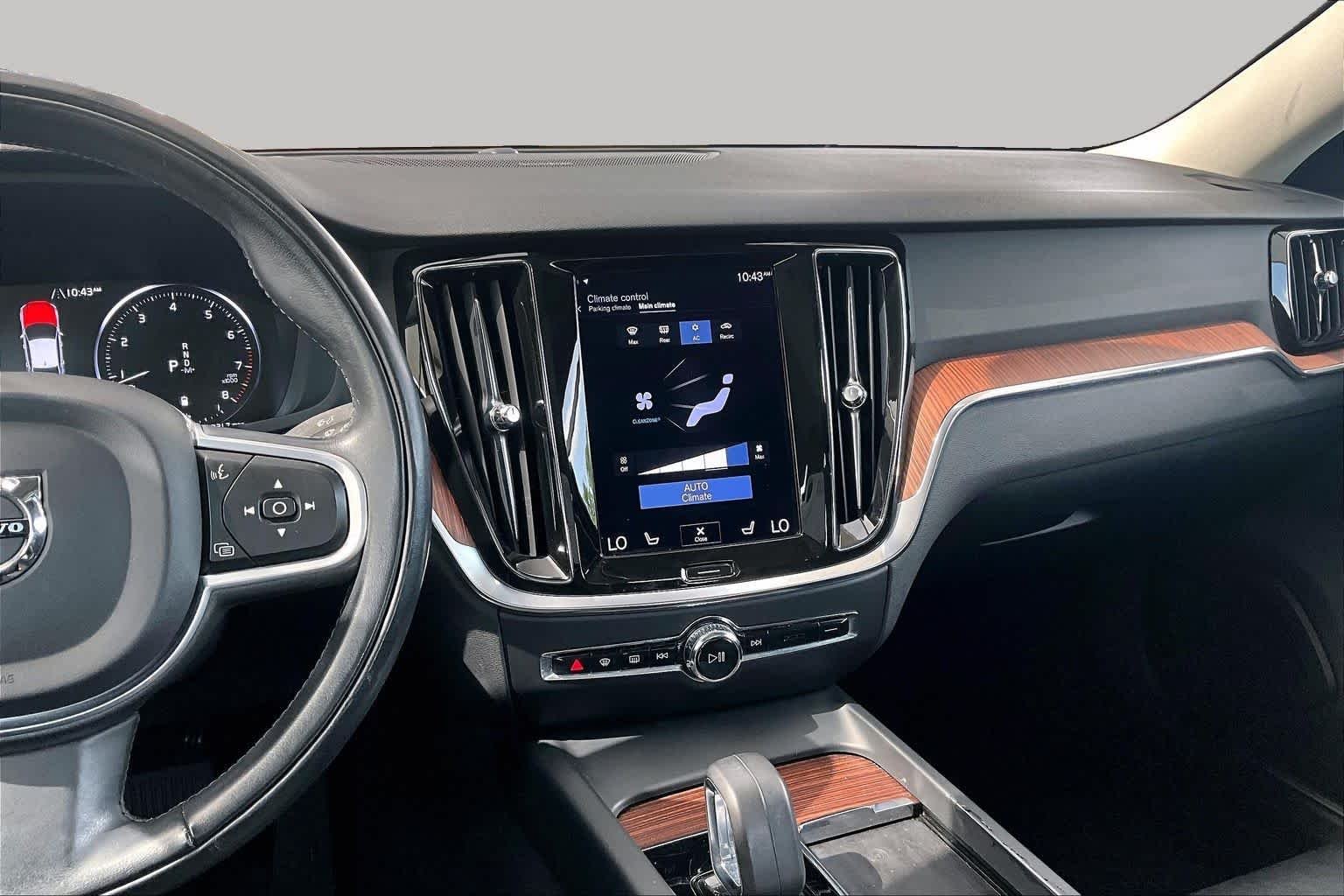 Used 2022 Crystal White Metallic Volvo Momentum image 7