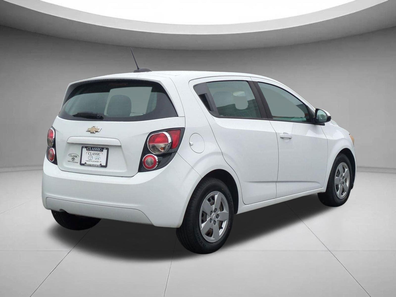 Used 2016 Summit White Chevrolet LS image 5