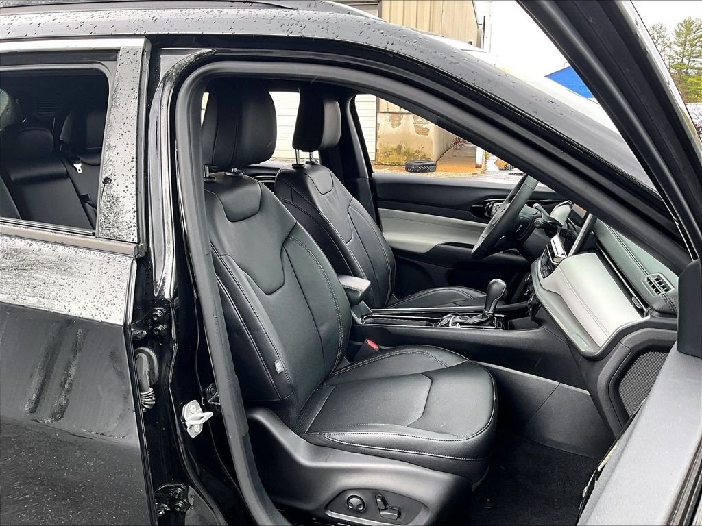 Used 2025 Diamond Black Crystal Pearlcoat Jeep Limited image 11