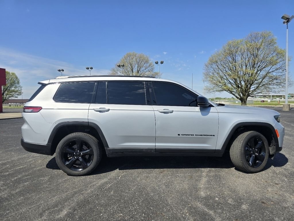 Used 2024 Silver Jeep Limited image 18