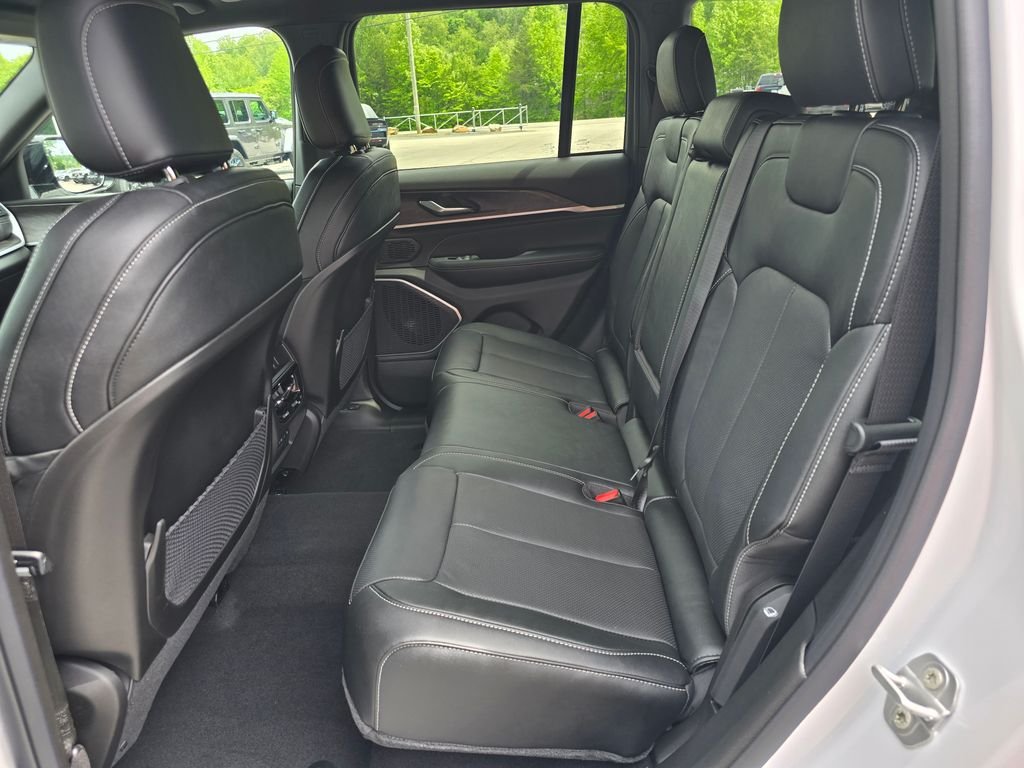 New 2026 Bright White Clear-Coat Exterior Paint Jeep Limited Reserve image 9