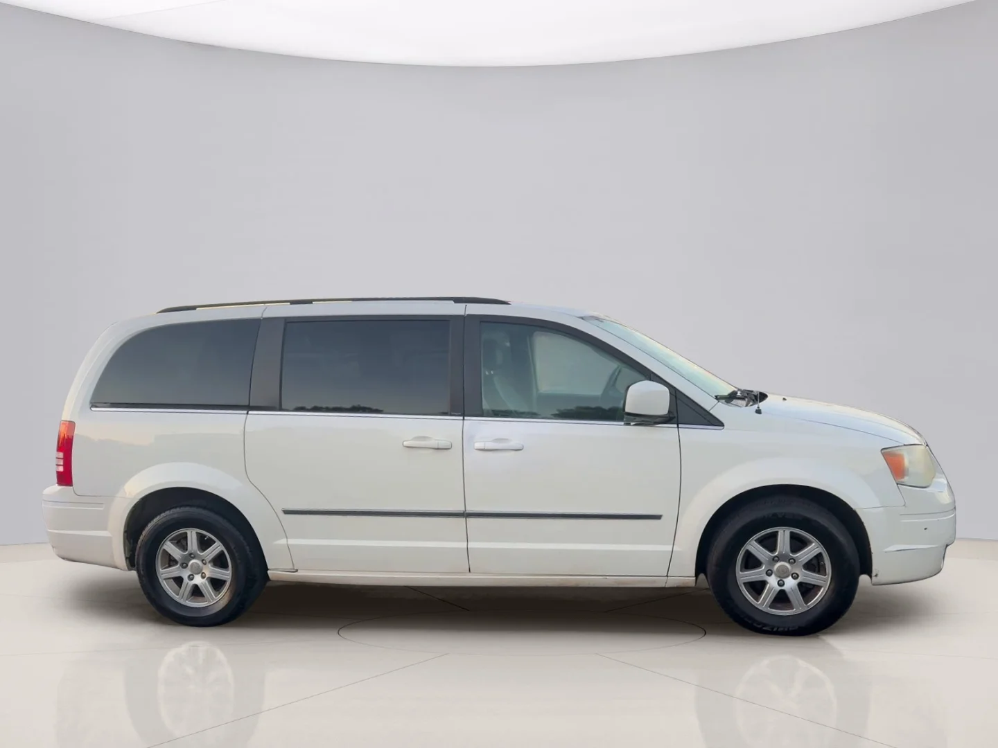 Used 2010 White Chrysler TOURING image 4