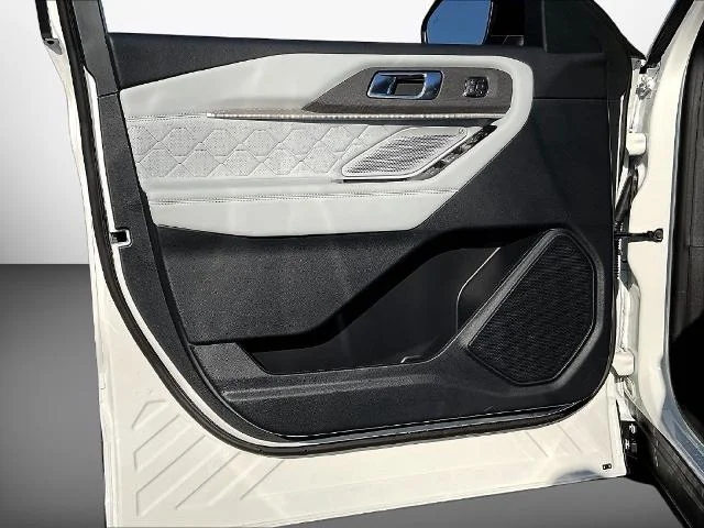 New 2027 Star White Metallic Tri-Coat Ford Platinum™ image 72