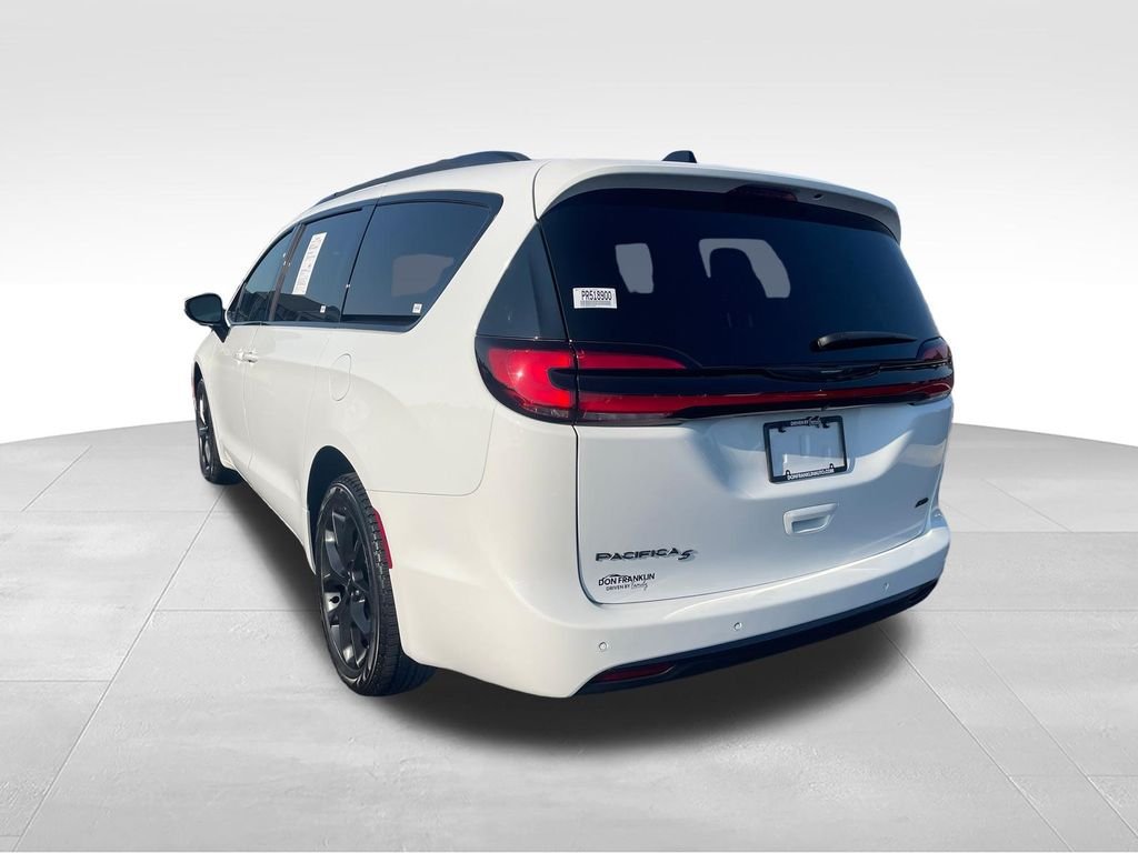 Used 2023 White Chrysler Touring L image 3