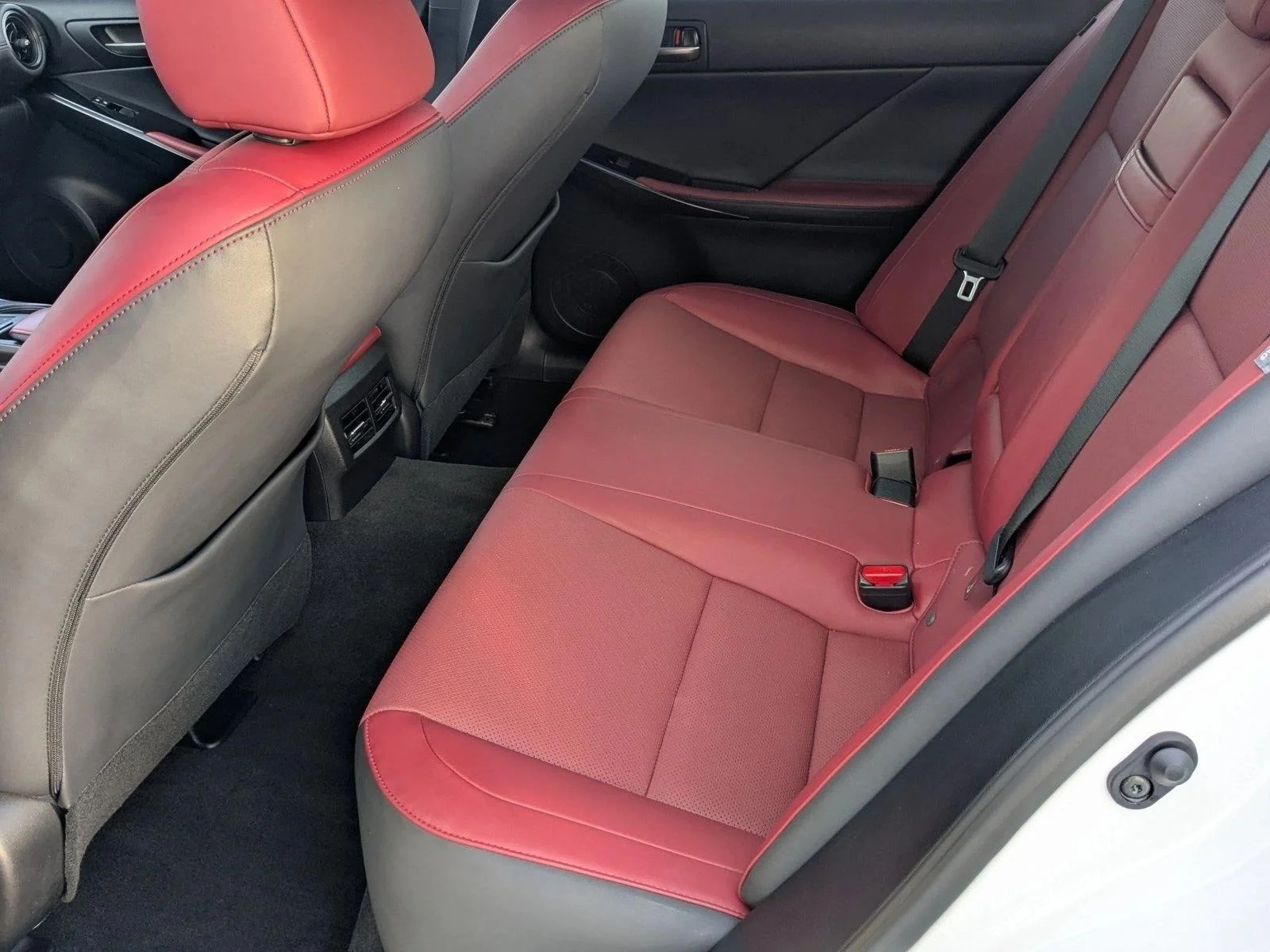 2024 Lexus IS 300 - Photo 19