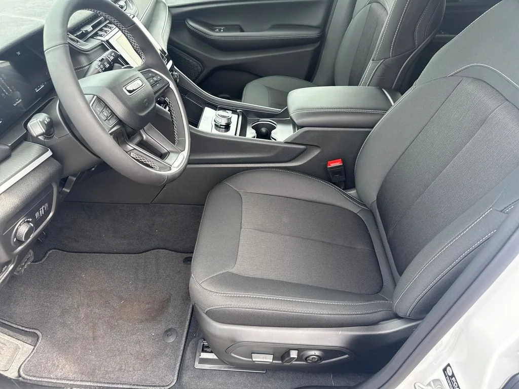 New 2026 Bright White Clear-Coat Exterior Paint Jeep Laredo X image 15