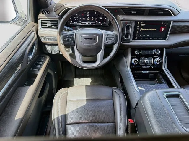 Used 2022 White Frost Tricoat GMC Denali image 18