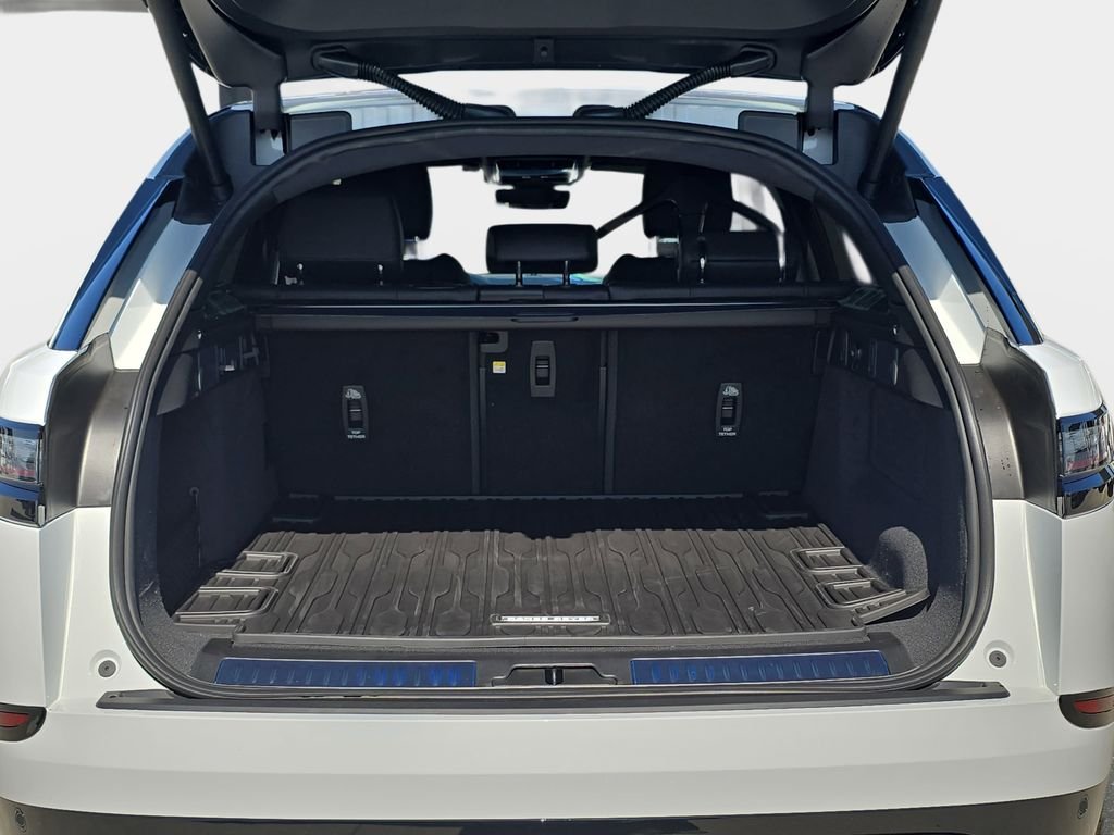 New 2026 Fuji White Land Rover Dynamic SE image 12
