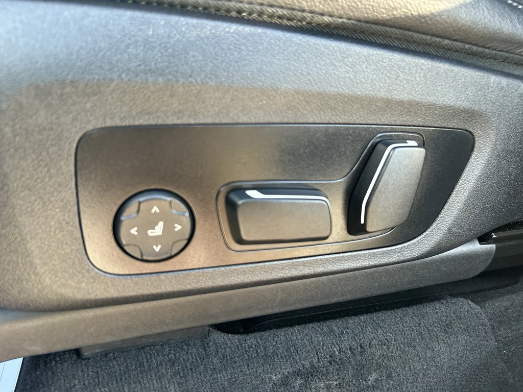 Used 2024 White BMW xDrive30i image 18