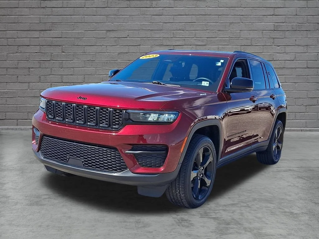 Used 2023 Velvet Red Pearlcoat Jeep Altitude image 5