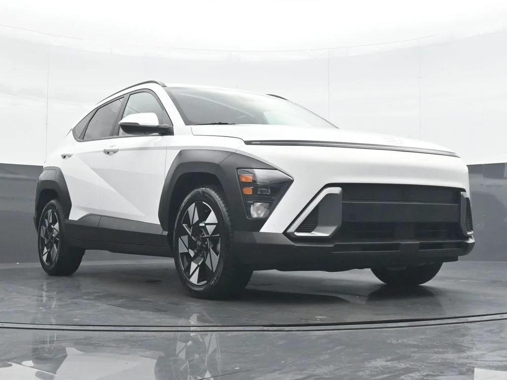 Used 2025 White Hyundai SEL image 34