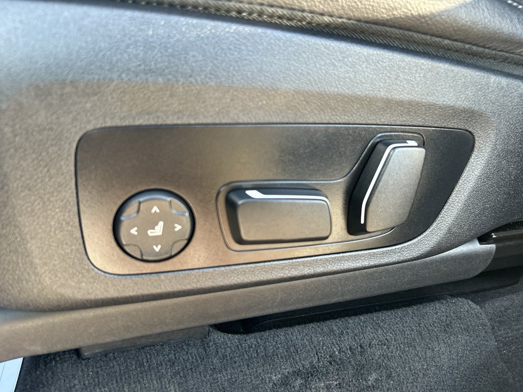 Used 2024 White BMW xDrive30i image 18