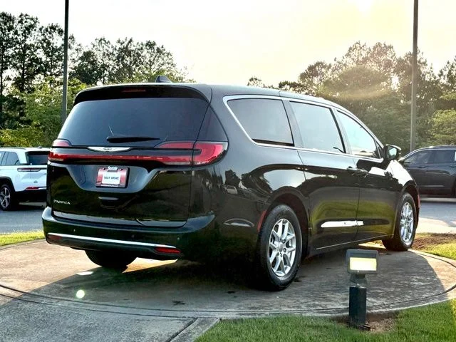 Used 2024 Black Chrysler Touring L image 7