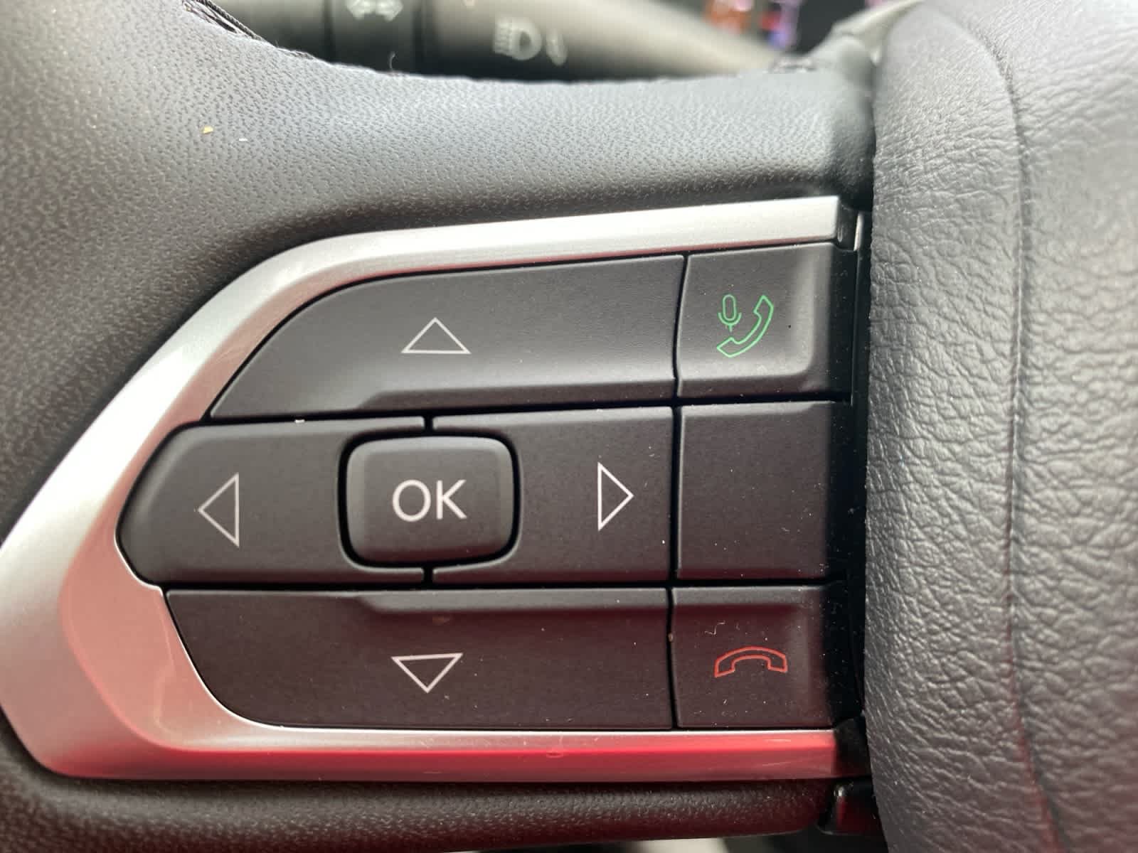 Used 2025 Red Hot Pearlcoat Jeep Latitude image 26