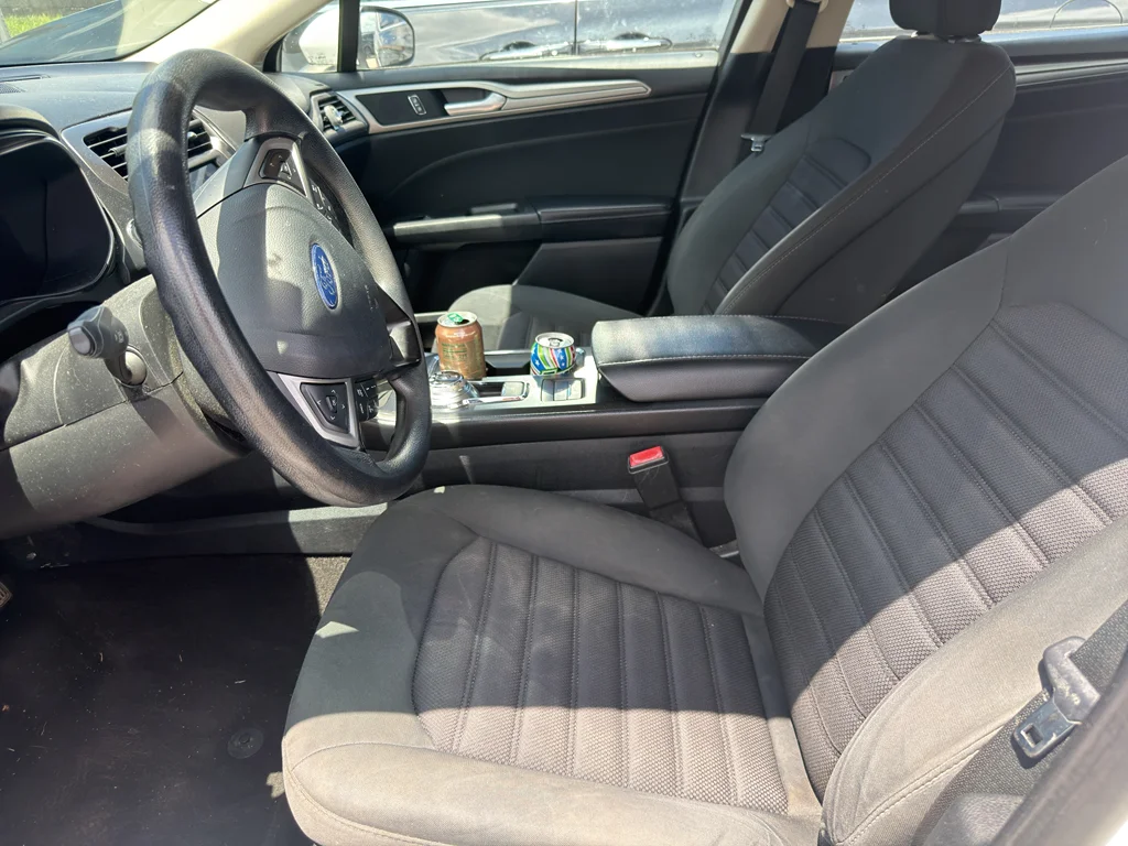 Used 2019 Oxford White Ford SE image 7