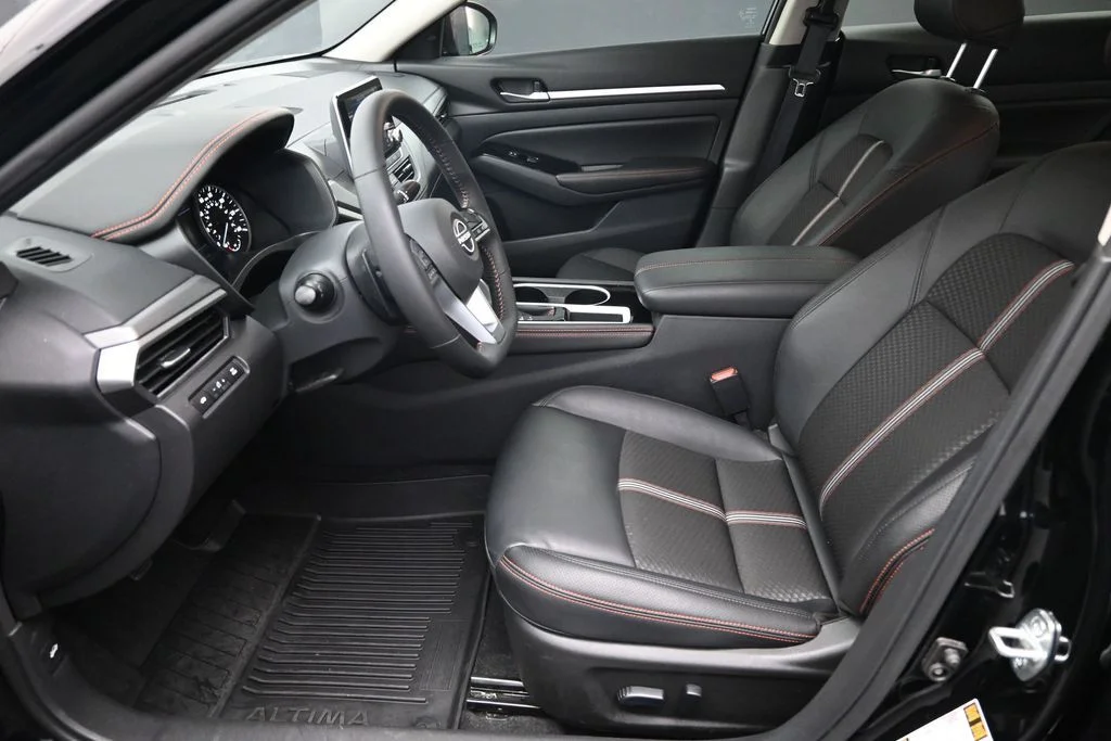 Used 2025 Black Nissan 2.5 SR image 19