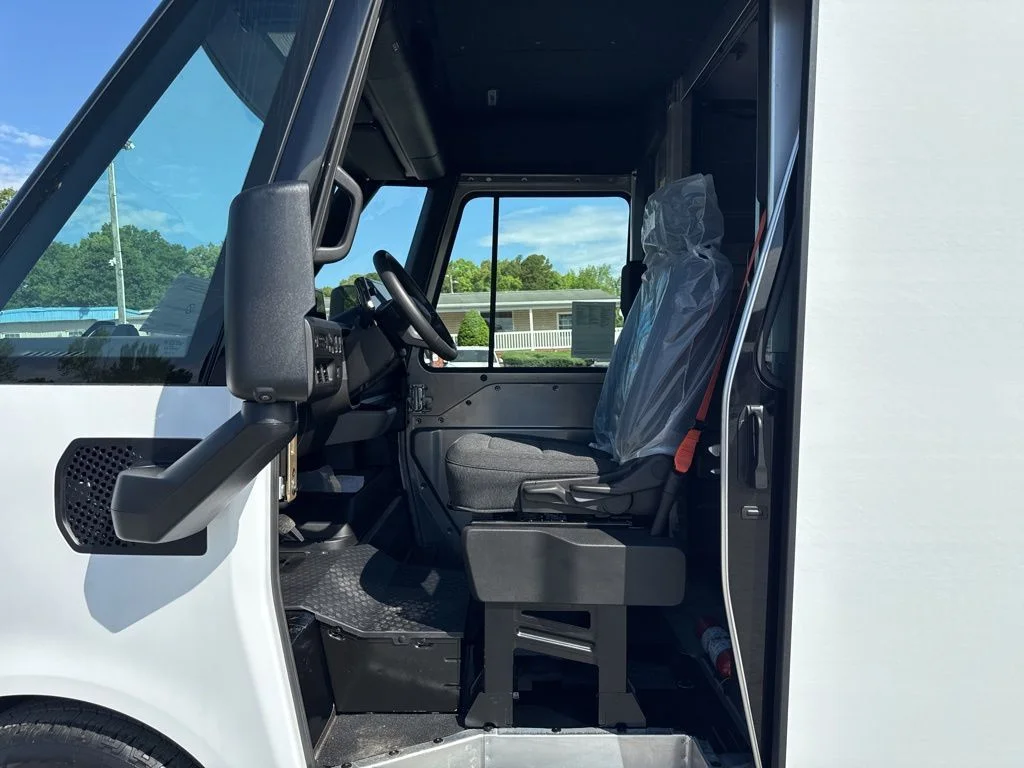 Used 2024 White BrightDrop Base image 9