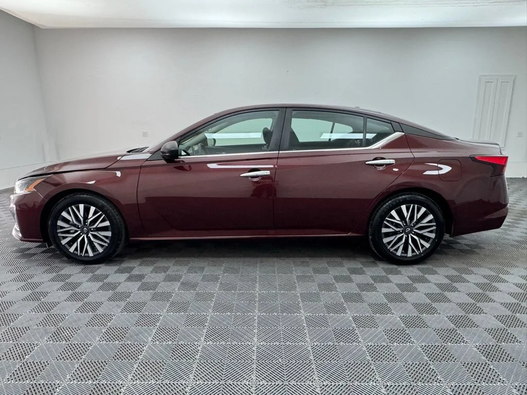 Used 2024 Red Nissan 2.5 SV image 10