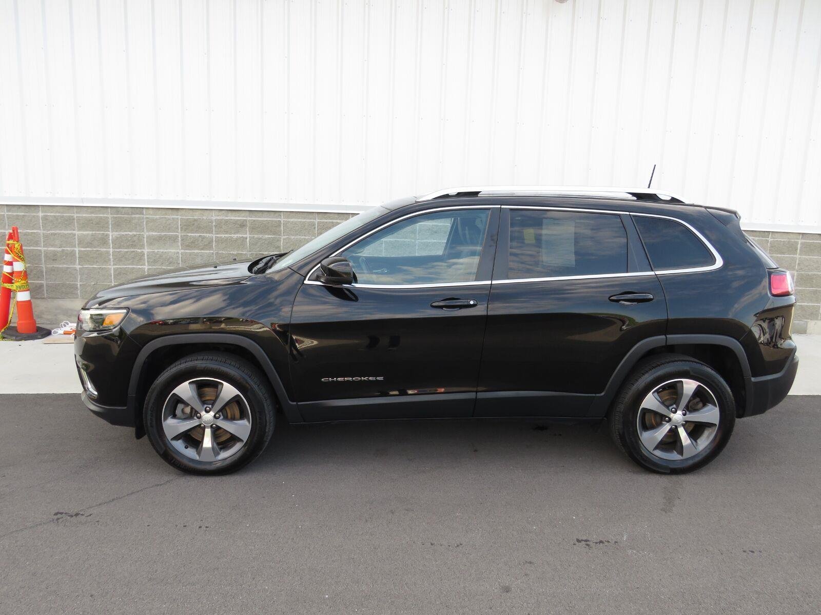 Used 2019 Diamond Black Crystal Pearlcoat Jeep Limited image 16