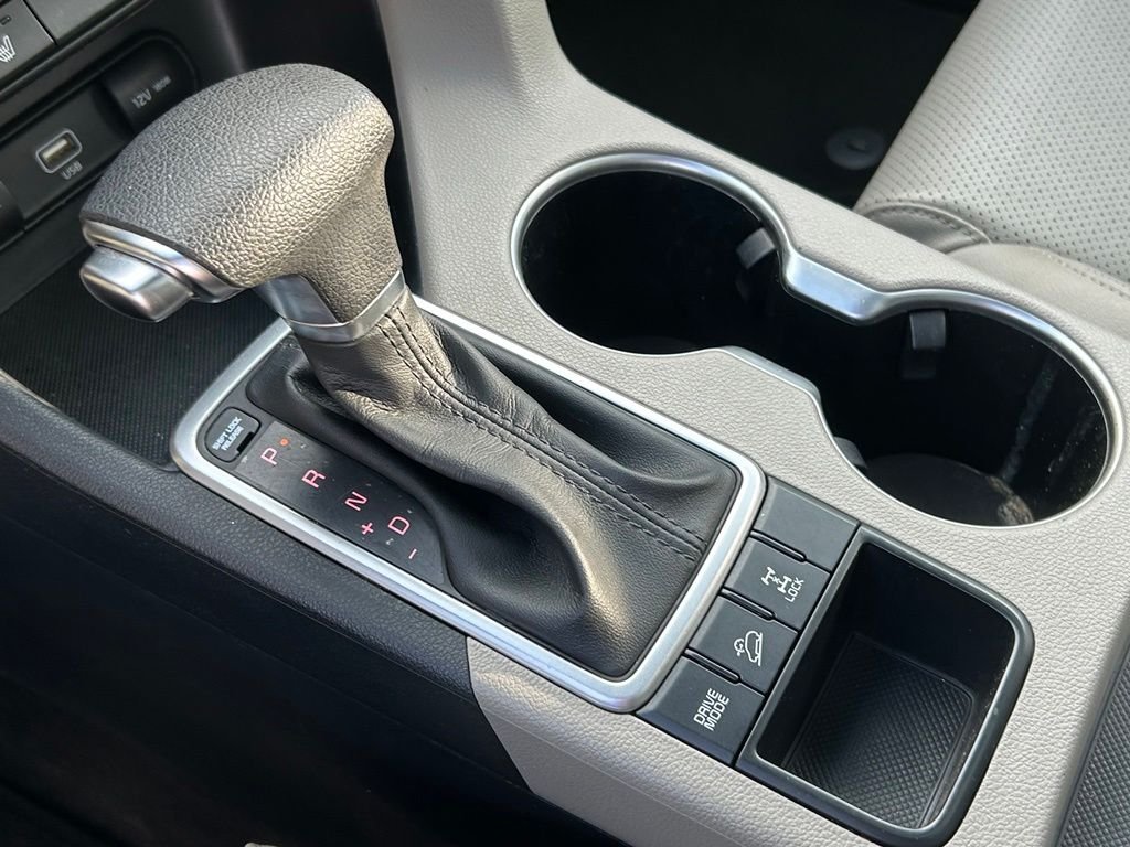 Used 2020 White Kia S image 32