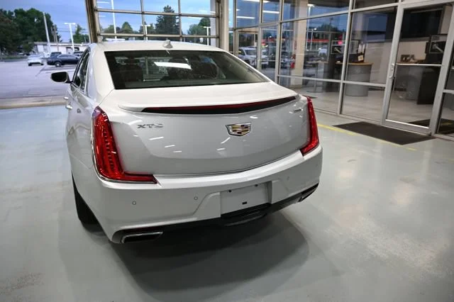 Used 2019 RADIANT SILVER METALLIC Cadillac Luxury image 6