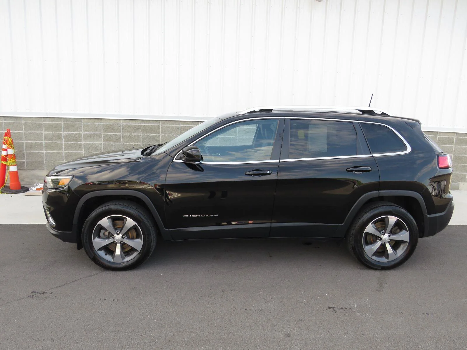 Used 2019 Diamond Black Cry Jeep Limited image 16