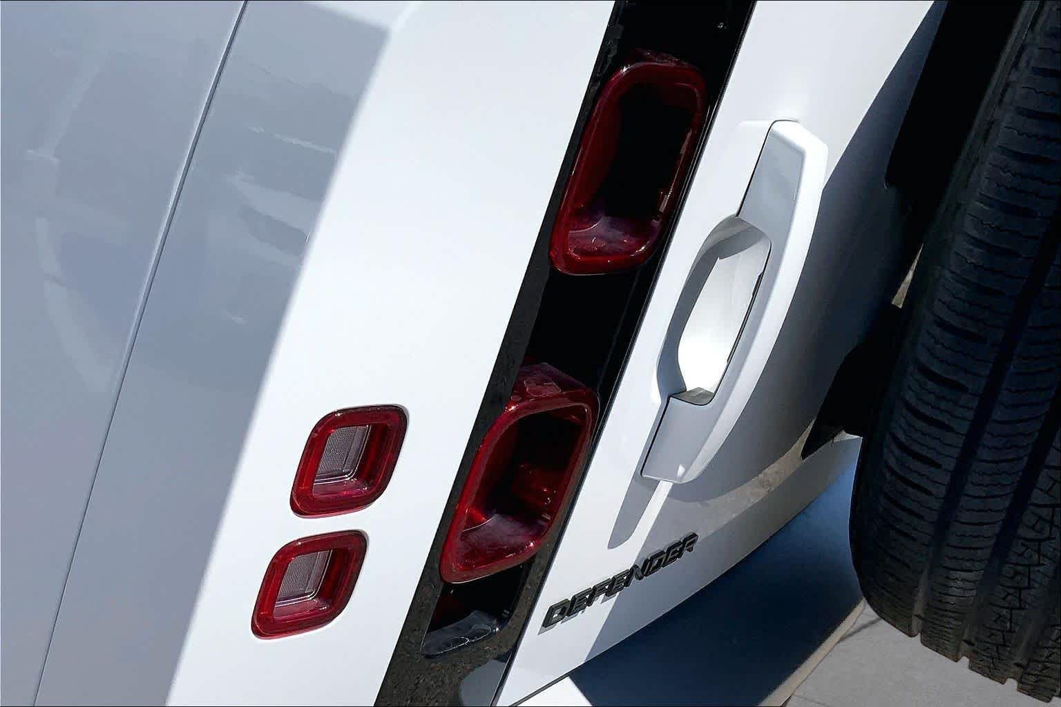 Used 2024 Fuji White Land Rover S image 28
