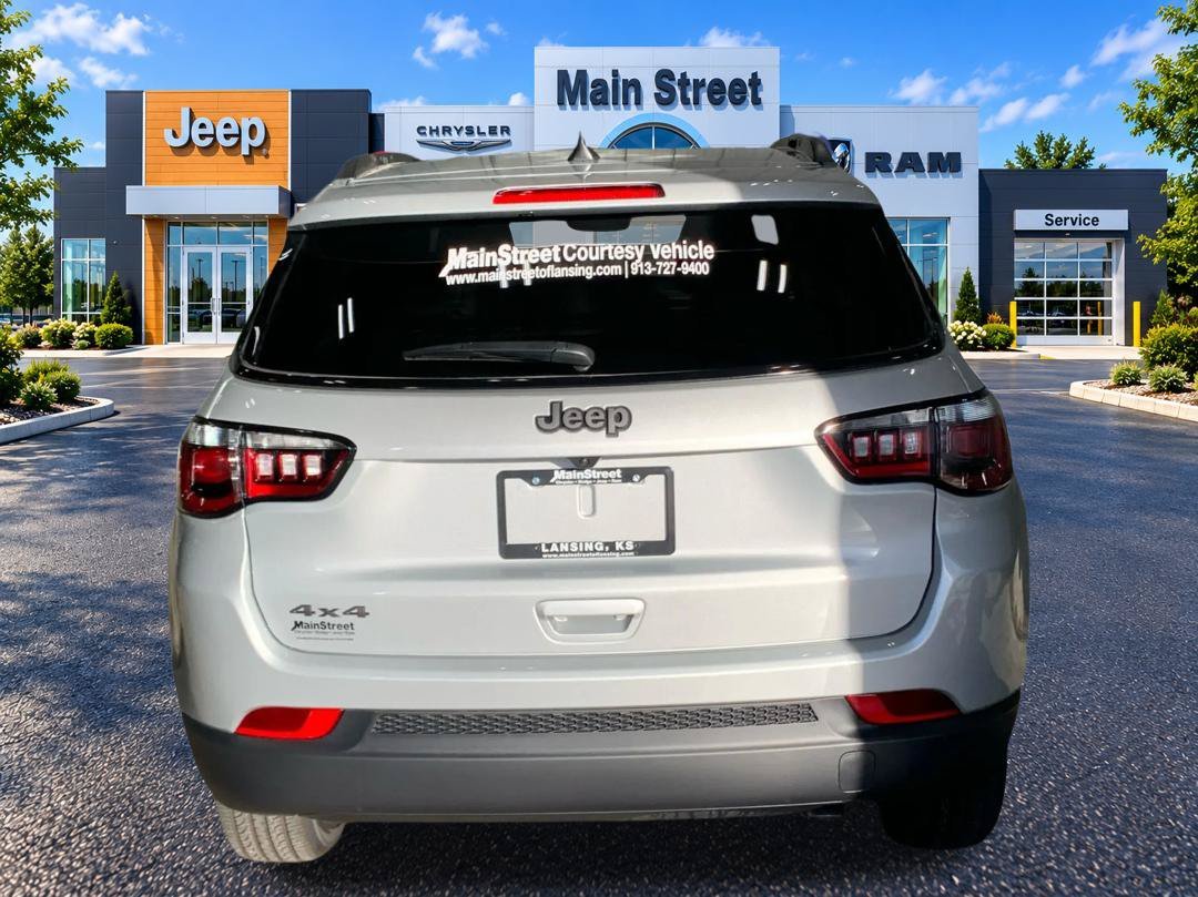 New 2026 Silver Zynith Metallic Clearcoat Jeep Latitude image 4