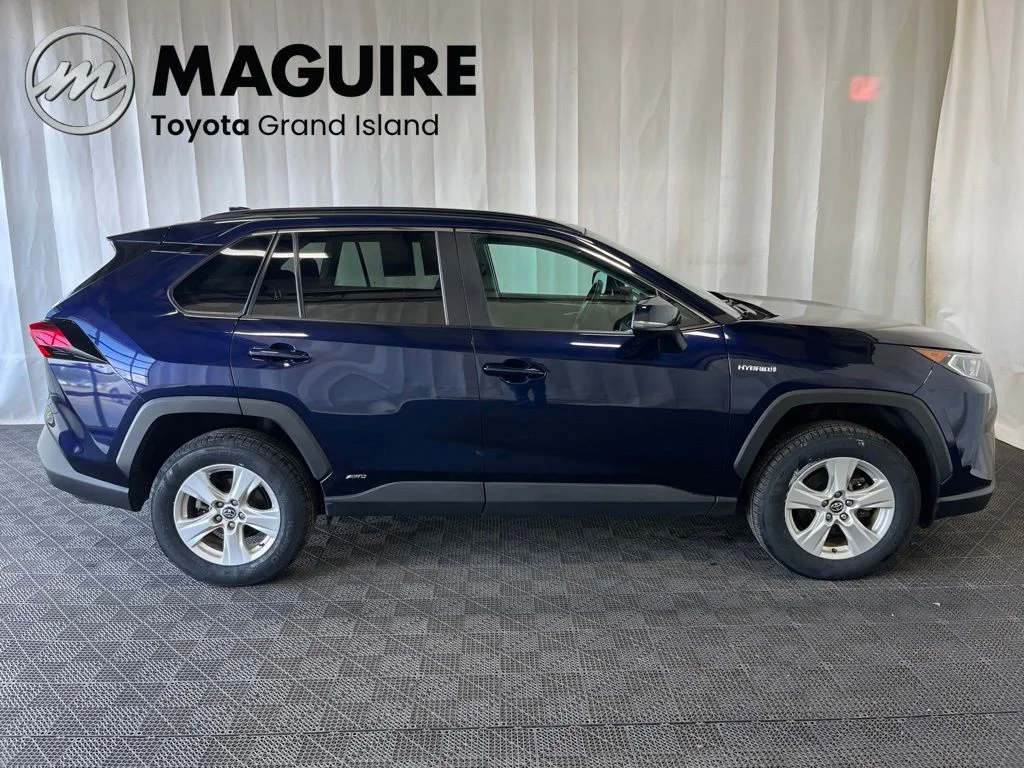 Used 2021  Toyota XLE image 2