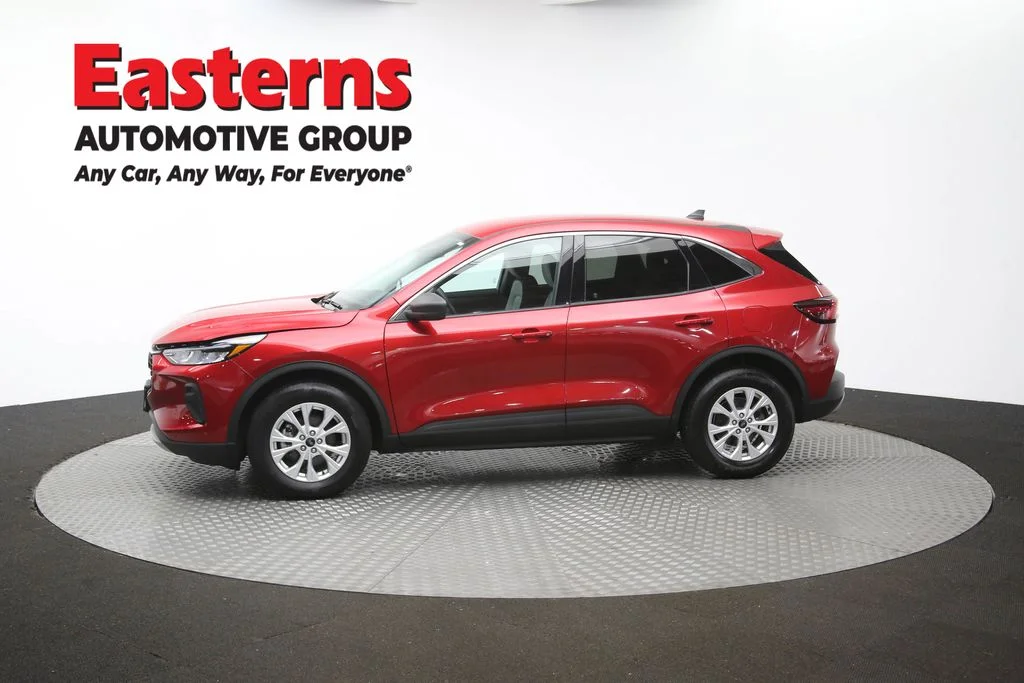 Used 2023 Red Ford Active image 59