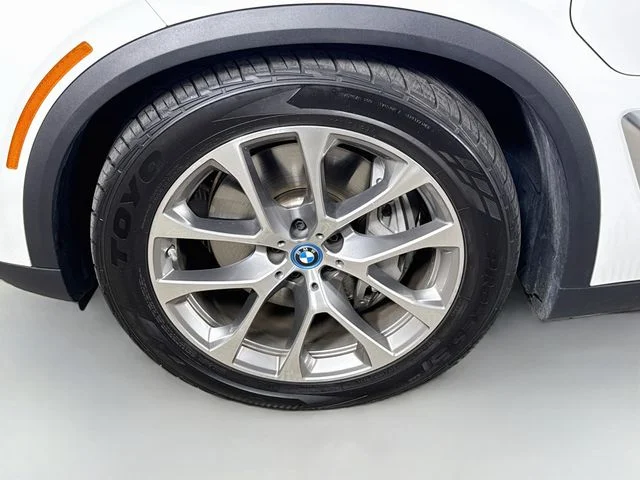 Used 2024 White BMW xDrive50e image 31