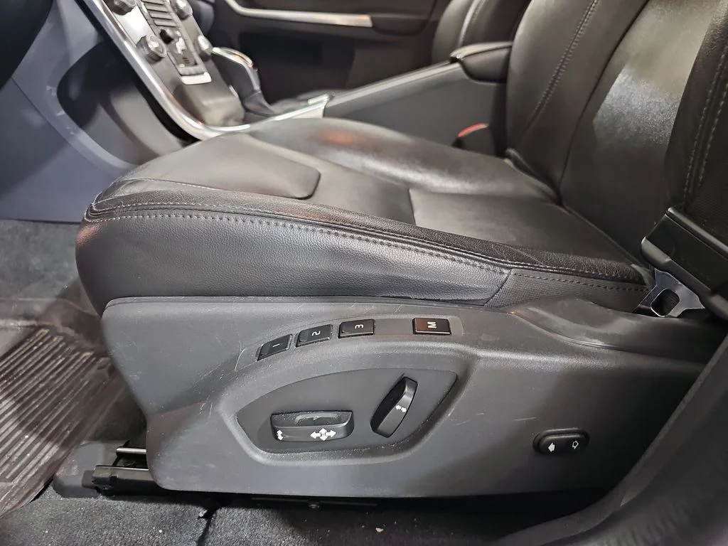 Used 2015 Silver Volvo T6 image 30