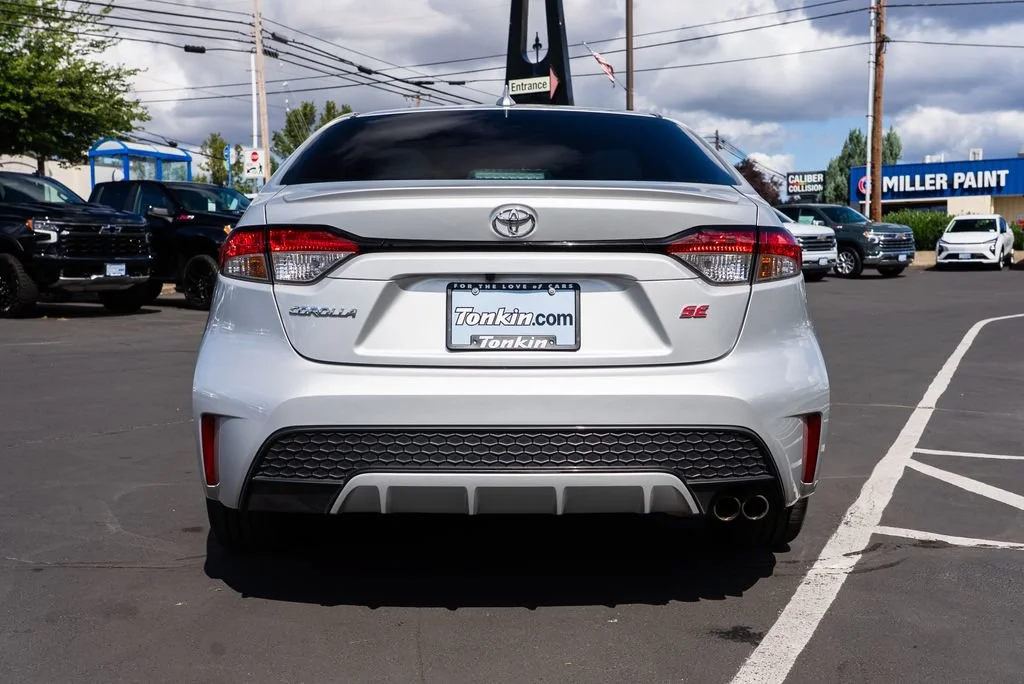 Used 2021  Toyota SE image 4