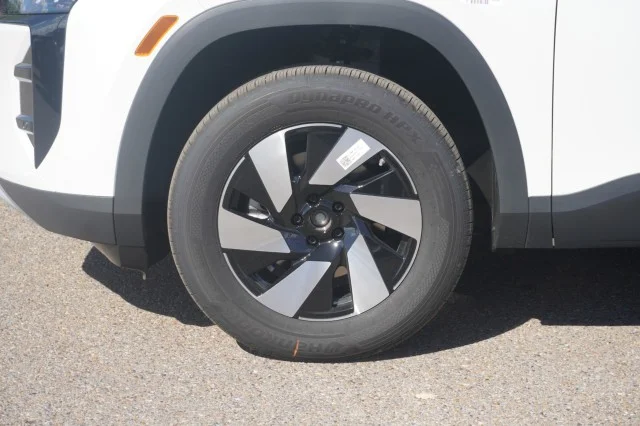 New 2027 Opal White Pearl Volkswagen SE image 14