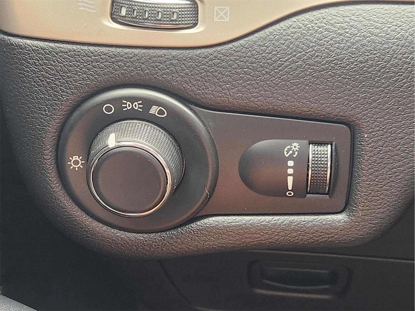 Used 2015 Bright White Clearcoat Jeep Sport image 20