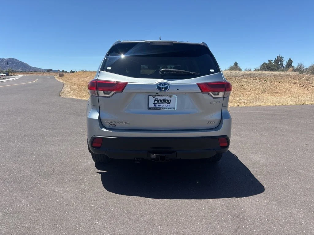 Used 2019 Silver Toyota XLE image 5
